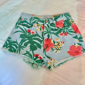Zara Cutoff Denim Short in Tropical Hibiscus Print - Size 2